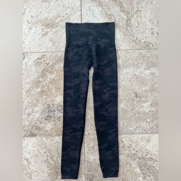 SPANX 'Look at Me Now' Seamless Camo Leggings, Size S - Picture 3 of 7